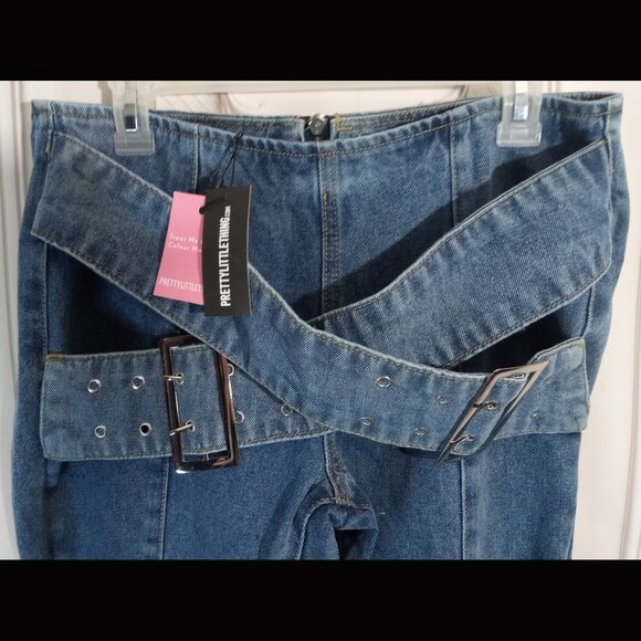 NWT Pretty Little Thing Shape Blue Denim Belted Flare Mid Rise Jeans Sz 6 - Picture 4 of 10